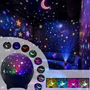 מקרן כוכבים וירח לחדר ילדים בצורת כדור שחור המקרין שמי לילה זרועי כוכבים וירח על הקירות והתקרה. התמונה מציגה מגוון אפקטים של תאורת LED צבעונית בחדר חשוך, כולל אפשרות להחלפת צבעים, מתנה אידיאלית ליצירת אווירה מרגיעה לפני השינה.