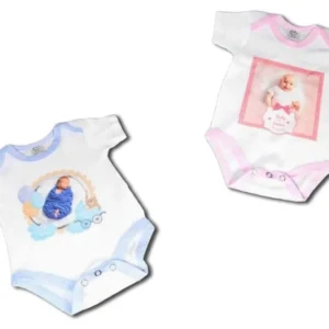 שני בגדי גוף לבנים לתינוקות עם הדפסה אישית של תמונות תינוק במרכז – אחד עם עיטור ושוליים בתכלת והשני עם עיטור ושוליים בוורוד